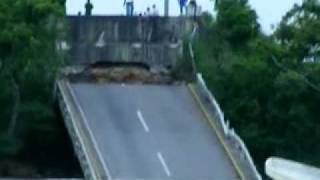 Puente Tonala 1 que divide a Tabasco con Veracruz se quebró cayendo 3 traylers y una camioneta [upl. by Honor]