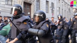 La policía impide a porrazos la protesta de la Coordinadora 25S contra la Monarquía [upl. by Ardnuhsed]