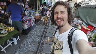 El riesgoso mercado en las vías de tren en Tailandia  MAEKLONG 🇹🇭 [upl. by Anicnarf]