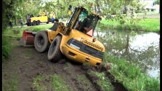 Grasmaaier en shovel in problemen in Arnhem [upl. by Lebana]