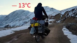 冬季騎行川藏中線，道路結冰天黑被困雪山山頂，半夜被狼聲嚇醒 [upl. by Adnovad]