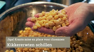 Kikkererwten schillen voor choemoes en messabecha [upl. by Aicirtan]