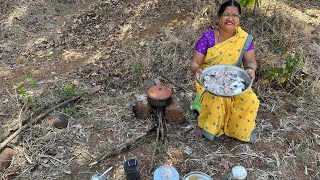 आईच्या हातचा चुलीवरचा काळ पापलेट फ्राय 😍 आणि सौंदाळा माशांचं कालवण 🥰 [upl. by Jennine668]