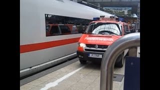 Altes NEF der BF Frankfurt auf Alarmfahrt im Hauptbahnhof 2010 [upl. by Bunns465]