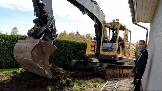 Solceller del 19  Lägger på harpad jord på kabelschakten mm [upl. by Tatiana]