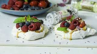 Mini pavlova med vaniljeflødeskum og friske bær  Kreahjørnet [upl. by Anisirhc]