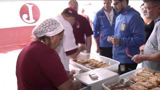 No estádio do Juventus tradição é comer cannoli [upl. by Richers673]