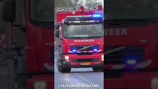 BRANDWEER KROMMENIE MET SCHUIMBLUSBAK NAAR EEN MIDDELBRAND IN ZAANDAM feuerwehr firebrigade [upl. by Atinaej945]