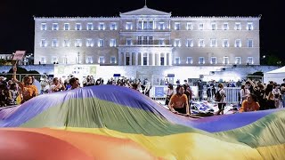 En Grèce vers une loi plus protectrice pour les couples homosexuels qui veulent adopter un enfant [upl. by Ahsimot781]