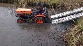 Kubota 6001 zabawa w błocie wjazd do stawu wwwakantogrodypl [upl. by Annice]