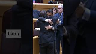 Emotivo abrazo entre un senador valenciano del PSOE y otro del PP por la tragedia de la DANA Abrazo [upl. by Oiragelo]