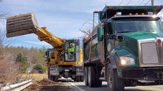 Diesel Power At Work Gradall excavator Kenworth T880 [upl. by Niwhsa]