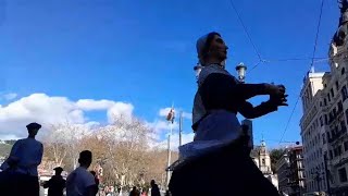 Gigantes Bilbao en carnavales día 22 pasacalles y polonesa 2024 [upl. by Annauqaj]