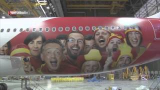 Así se ha decorado el avión de Iberia que llevará a la Selección al Mundial [upl. by Aiyt934]