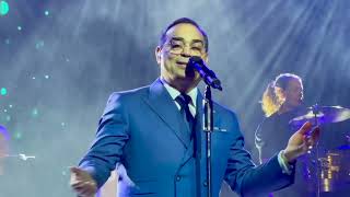 El Caballero de La Salsa Gilberto Santa Rosa In the London Palladium [upl. by Nreval309]