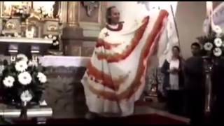 quotLadyPadrequot sacerdote de Monterrey bailando en Iglesia [upl. by Casabonne797]