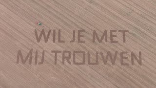 Boer Vraagt Vriendin Ten Huwelijk Met Unieke Boodschap in het Veld 🚜❤️ [upl. by Elmo]