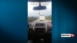 Report Tv  Autobusi rrezikon jetën e pasagjerëve udhëton vetëm me dy goma [upl. by Abrahan215]