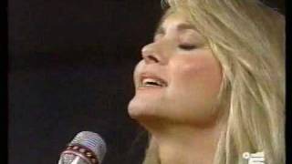 Olivia Newton John dedica una canzone a Lele Dinero [upl. by Jeanine]