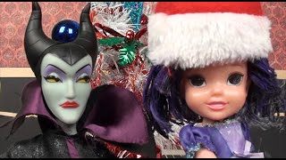 Anna and Elsa Toddlers Christmas List Adventure Descendants 2 Mal amp Evie  Ep 13  Toys In Action [upl. by Alrad950]