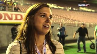 Andrés Iniesta i Alex Morgan s’intercanvien les samarretes al Rose Bowl de Pasadena [upl. by Akinit327]