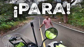 ME intentan PARAR 2 TIPOS en la CARRETERA S21E03 VUELTA al MUNDO en MOTO con CHARLY SINEWAN [upl. by Erdnuaed]