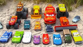 Finding Disney Pixar Cars on Sand amp Green Grass  Lightning McQueen Tow Mater Cruze Ramirez Sally [upl. by Dnomra915]