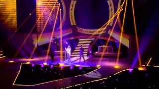 LAURA PAUSINI XMAS GIFT  RESTA IN ASCOLTO INEDITO WORLD TOUR [upl. by Yeslrahc]