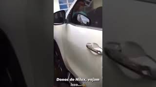 Ladrão demonstra para policiais como consegue abrir uma Hilux com uma chave de fenda [upl. by Nalla]