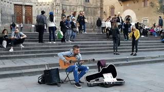 GUITARRISTA IMPRESIONANTE EN LAS CALLES DEL MUNDO HD [upl. by Dlonyer562]