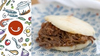 Cómo hacer arepas rellenas de carne mechada [upl. by Vola341]