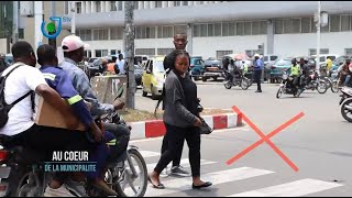 Douala Le passage clouté facilitetil la traversée de la chaussée aux piétonsQuelques clichés [upl. by Lladnew30]