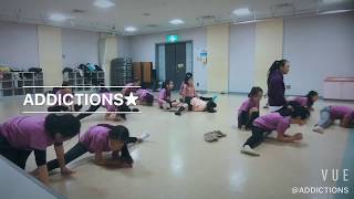 キッズチアダンス本郷台ADDICTIONS★大会クラス練習風景柔軟 [upl. by Enois499]