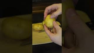 Comment éplucher une pomme de terre en une seconde et demie 🥔 [upl. by Aurelio]