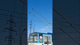 Škoda 14Tr trolleybus dewires 🚎🇱🇻 [upl. by Kolnos]