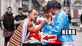 Pretendo Ser FLACO y NOVATO en ArmWrestling  Me Enfrento a Las Personas en la Calle [upl. by Caesar]