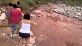 Turistas se salvan tras crecida del río Miranda [upl. by Pompei]