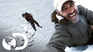 Ed Stafford se arrasta pela neve para pedir ajuda  Ed Stafford Desafio Mortal  Discovery Brasil [upl. by Tnecnivleahcim374]