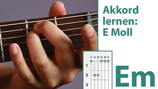 E Moll Gitarre  E Moll Akkord auf der Gitarre greifen [upl. by Simeon353]