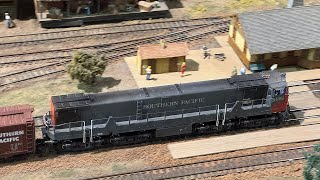 Ho Scale Southern Pacific U50D on Sacramento Central Railroad at International Railfair CalExpo 2024 [upl. by Winola]