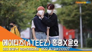 에이티즈ATEEZ 홍중X윤호 쓰담쓰담 잘생김 라디오출근길 NewsenTV [upl. by Enneicul]