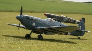 TWO LARGE 14 SCALE SPITFIRES AT NLMFC BALDOCK  MIKE amp KEN  2013 [upl. by Mehalick]