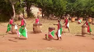 La culture Burundaise les tambourinaires de Rutana chantent quot Indero yumwana iva hasiquot [upl. by Eicyaj454]