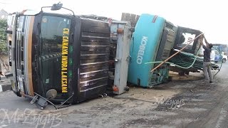 Excavator Accident Kobelco SK200 Fuso Self Loader Truck Heavy Recovery [upl. by Atekal]