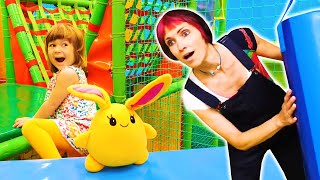 Tanti labirinti e palline colorate per bambini Parco divertimenti con Una mamma per Lucky [upl. by Louise]