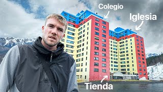 Cómo Un Pueblo ENTERO Vive En 1 Solo Edificio Alaska [upl. by Nosemaj]