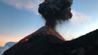 Nueva erupción en el volcán de Fuego de Guatemala [upl. by Flanna331]