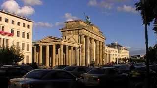 Berlin Am Brandenburger Tor spürt man den Pulsschlag der Zeit You can feel the pulse of time [upl. by Anahir672]