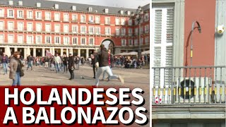 Pelotazos a los balcones de la Plaza Mayor así se divertían los ultras del Ajax antes del Madrid [upl. by Bernadina]