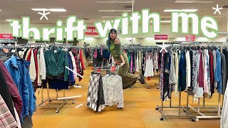 THRIFT WITH ME at a HUGE thrift store before opening hours [upl. by Wahs789]